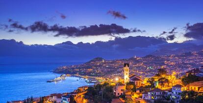 Vista nocturna de la bahía de Funchal.