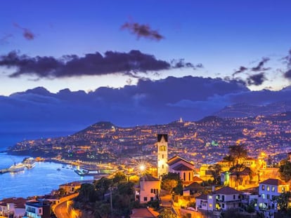 Vista nocturna de la bahía de Funchal.