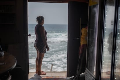 Ricarda Chávez Lugo, dueña de un hotel en Pie de la Cuesta, Acapulco, observa las afectaciones que dejó el mar en su negocio.