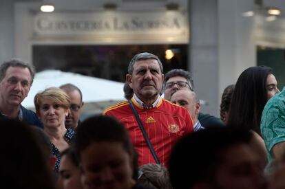 Aficionados españoles siguen el partido de la selección frente a Portugal en Madrid, el 15 de junio.