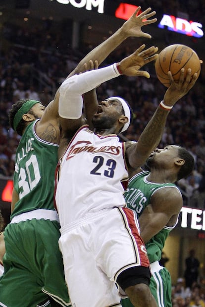 LeBron James intenta lanzar ante Wallace y Allen.