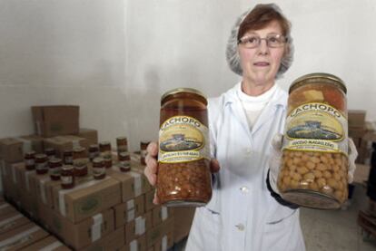 Una empleada de una de las empresas de agricultura orgánica muestra dos de sus productos.