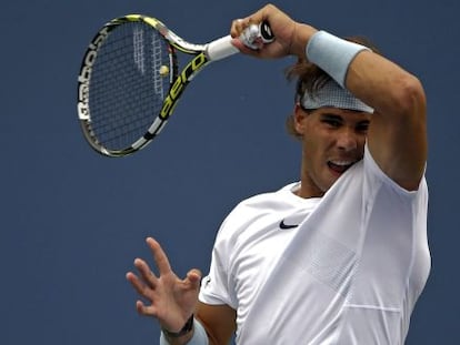 Nadal devuelve una bola en el primer partido ante Harrison.