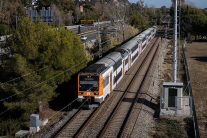 Una imagen de archivo de un tren de Rodalies a la altura de Castelldefels.