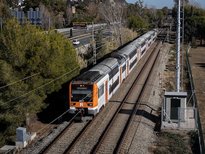 Una imagen de archivo de un tren de Rodalies a la altura de Castelldefels.