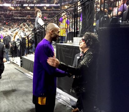 El componente del grupo de rock The Kiss Paul Stanley tuiteó una foto saludando al deportista en un partido de baloncesto. “Wow. Kobe. Qué impacto. Mis condolencias a su esposa e hijos. Muy, muy triste…”.