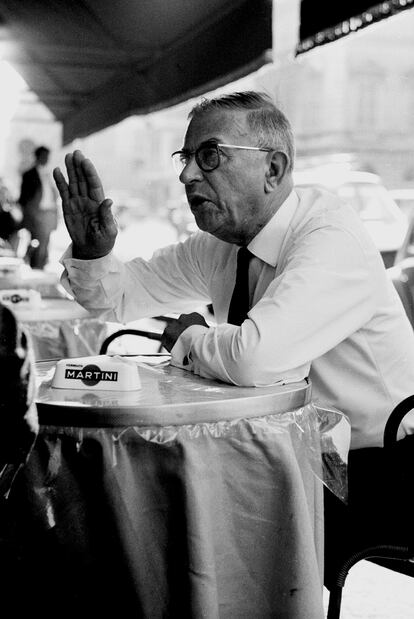 El filósofo Jean-Paul Sartre, en Roma en 1965. / MARIO MUCHNIK