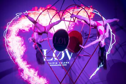 Lov, el restaurante del club con espectáculos acrobáticos y de música en directo.