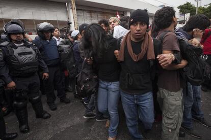 Los granaderos rodean a los manifestantes que han cortado la carretera de acceso al Aeropuerto de la Ciudad de México.