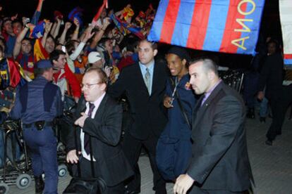 Ronaldinho, a su llegada anoche al aeropuerto de El Prat ante el alborozo de los aficionados.