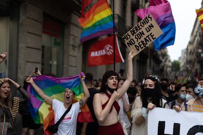 Una manifestante muestra un cartel reclamando sus derechos