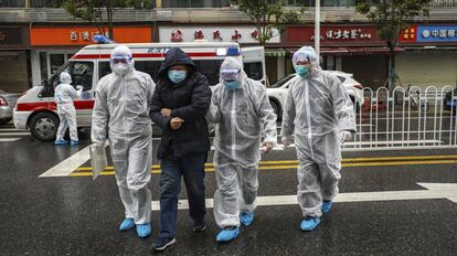 Personal médico ayuda a un paciente en Wuhan (China), el 26 de enero.