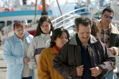 Familiares y amigos de los tripulantes del <i>Siempre Casina</i> esperan noticias en el puerto de Burela.