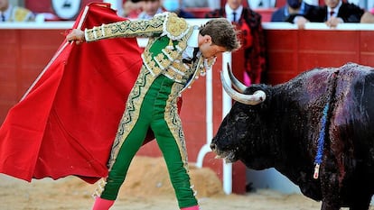 Juan Leal se desplanta ante uno de sus toros.