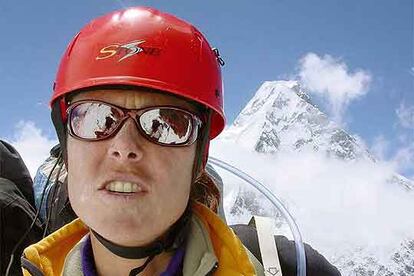 La alpinista guipuzcoana iguala el récord histórico de la polaca Wanda Rutkievicz, con su octavo ochomil.
