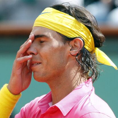 Rafael Nadal se lamenta por un fallo durante el partido de su eliminación ante Robin Soderling.