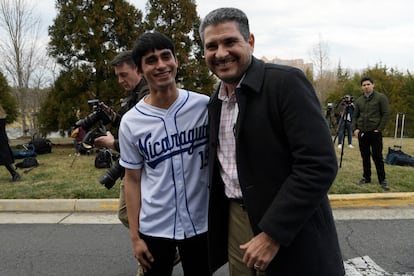 Juan Sebastián Chamorro, uno de los rostros más conocidos entre los 222 presos deportados a Estados Unidos por la dictadura de Ortega, saluda a Nahiroby Olivas, que estuvo encarcelado en Nicaragua antes de partir al exilio en Washington.
