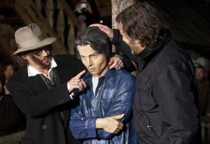 Johnny Depp y Emir Kusturika, inaugurando una estatua del actor el 13 de enero