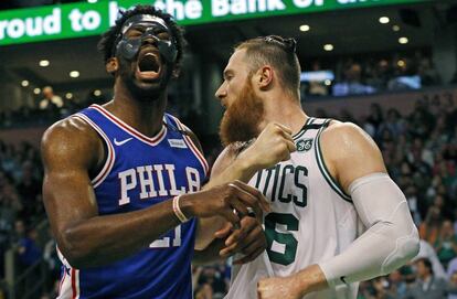 Embiid, con la máscara, y Baynes.