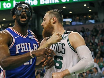 Embiid, con la máscara, y Baynes.