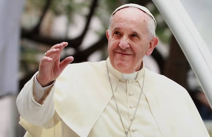 El Papa saluda, a su llegada a la catedral de Manila, el 16 de enero de 2015, en su viaje a Filipinas, donde fue recibido por miles de fieles. En su viaje visitó las zonas devastadas por el tifón Haiyan.