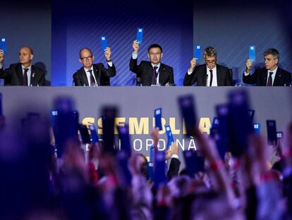 El presidente del FC Barcelona, Josep Maria Bartomeu (centro), durante la votación la Asamblea de Compromisarios del FC Barcelona celebrada esta mañana.