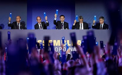 El presidente del FC Barcelona, Josep Maria Bartomeu (centro), durante la votación la Asamblea de Compromisarios del FC Barcelona celebrada esta mañana.