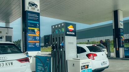 Cartel de “Combustibles 100% renovables” en una gasolinera de Repsol en A Coruña, este viernes.
