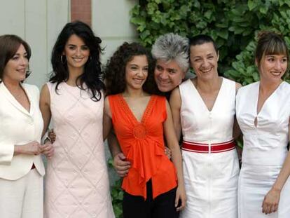 De izquierda a derecha, las actrices Carmen Maura, Penélope Cruz, Johana Cobo, Blanca Portillo y Lola Dueñas junto al director Pedro Almodóvar (en el centro) ayer durante la presentación del rodaje de <i>Volver. </i>