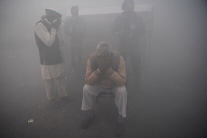 Varios agricultores se cubren la cara durante una fumigación en Ghazipur (India). Casi 9,5 millones de personas se han contagiado de coronavirus en India, que ha informado este miércoles de 36.604 nuevos casos de la covid-19, así como de 501 decesos a causa de la enfermedad.