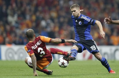 Felipe Melo hace una entrada a Gislason.