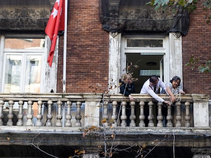 Un vigilante corta la cuerda que los sanitarios encerrados estaban usando para que desde fuera les llegara comida, en la sede de la Dirección General de Recursos Humanos del Servicio Madrileño de Salud (Sermas), a 15 de diciembre de 2022, en Madrid (España). El comité de huelga de médicos y pediatras de Atención Primaria ha iniciado hoy un encierro en la Dirección General de Recursos Humanos del Sermas. El encierro se ha decidido ante la falta de propuestas por parte de la Consejería de Sanidad para desencallar la situación de la Atención Primaria madrileña, y poder llegar a un acuerdo que permita desconvocar los paros iniciados el pasado 21 de noviembre.
15 DICIEMBRE 2022;CALLE SAGASTA;CONSEJERÍA DE SANIDAD;MADRID;COMUNIDAD DE MADRID;SANIDAD PÚBLICA;SERVICIO PÚBLICO
Eduardo Parra / Europa Press
15/12/2022