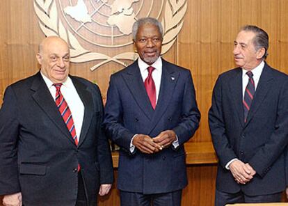 Kofi Annan, flanqueado por Rauf Denktas (izquierda) y Tassos Papadopoulos.
/ REUTERS
