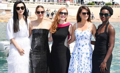 Desde la izquierda, Fan Bingbing, Marion Cotillard, Jessica Chastain, Penélope Cruz y Lupita Nyong'o en la promoción de su proyecto '355'. 
