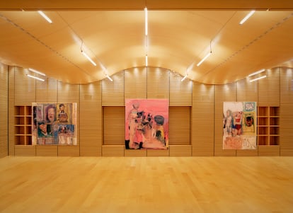 En el ‘dojo’ de la vivienda, dos obras de Daniele Toneatti: ‘Untitled #5 (smells like spirits)’ (2023) y ‘Untitled #3’ (2023). Entre ellas, la pintura ‘Blindfold’ (2022) de George Rouy.