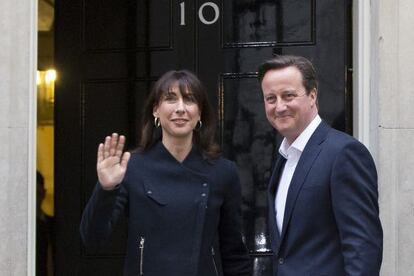 David Cameron y Samantha Cameron saludando luego de los resultados de las elecciones de 2015 en el Reino Unido.