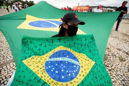 Una mujer durante una manifestación contra el manejo de la pandemia del Gobierno de Bolsonaro, el miércoles en Brasilia.