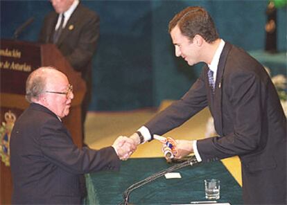Augusto Monterroso recibe el Premio Príncipe de Asturias 2000, de manos de Felipe de Borbón.