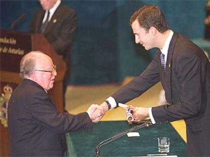 Augusto Monterroso recibe el Premio Príncipe de Asturias 2000, de manos de Felipe de Borbón.