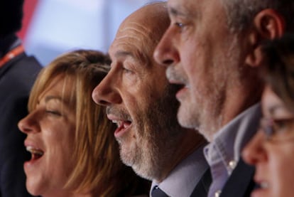 Valenciano, Rubalcaba y Griñán cantan <i>La Internacional</i> al final del congreso.