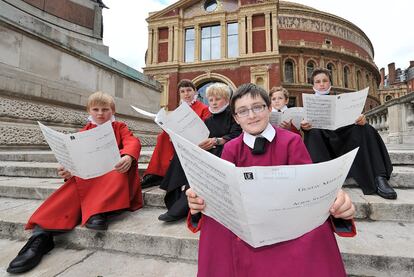 Niños cantores de la abadía de Westminster y la catedral de Londres que participarán en los Proms con partituras de Mahler.