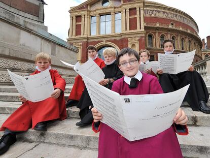 Niños cantores de la abadía de Westminster y la catedral de Londres que participarán en los Proms con partituras de Mahler.