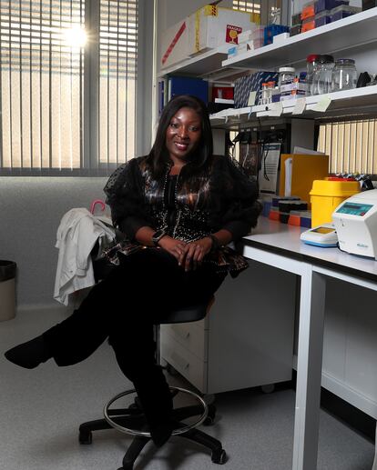 La bioquímica Gloria Dada, en el laboratorio del Centro Nacional de Microbiologia del Instituto de Salud Carlosd III, Madrid, en donde investiga la leishmaniasis en Nigeria.