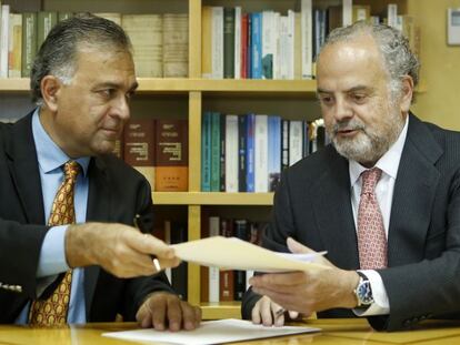 Jaime Ord&oacute;&ntilde;ez e Ignacio Polanco firman el acuerdo.