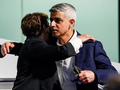 El alcalde de Londres, Sadiq Khan, abraza a su mujer, Saadiya, este sábado después su discurso de reelección.