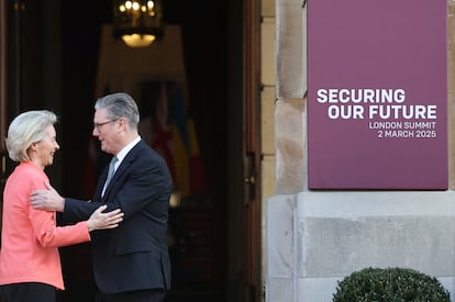 La presidenta de la Comisión Europea, Ursula von der Leyen (a la izquierda), es recibida por el primer ministro británico, Keir Starmer. 