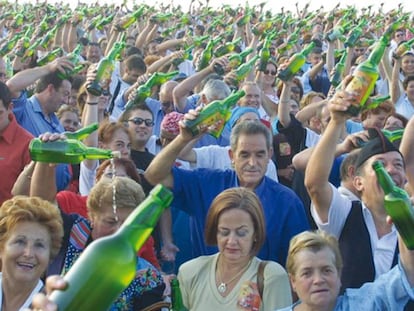Un grupo de personas escanciando sidra en Gijón.