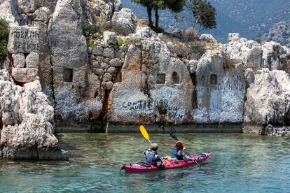 Pasando en kayak encima de las ruinas de la ciudad antigua de Aperlae, en la llamada Costa Turquesa (Turquía). 