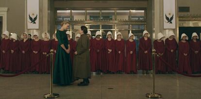 Yvonne Strahovski (Serena Joy) con Ann Dowd (Tía Lydia), frente a las criadas en un momento de ‘The handmaid’s tale’.