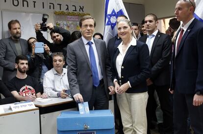La Policía desplegará miles de agentes de su cuerpo nacional y de la Policía de Fronteras en un dispositivo especial para garantizar la seguridad del proceso electoral durante esta jornada, declarada festiva en Israel. En la imagen, el laborista Isaac Herzog (c) junto a su mujer en Tel Aviv.